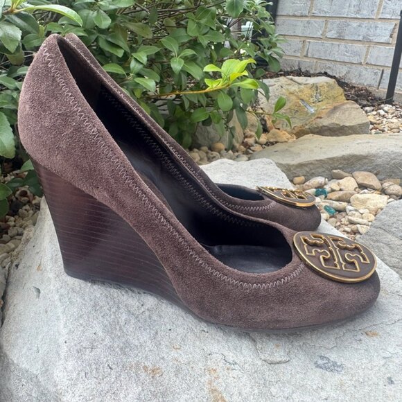 Tory Burch Brown Leather Suede Sally Wedge Gold Tone Logo Heels Shoes Size 8 - Picture 1 of 12